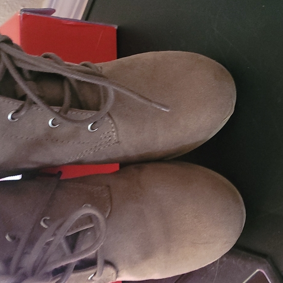 Shoes - Picture 5 of 6